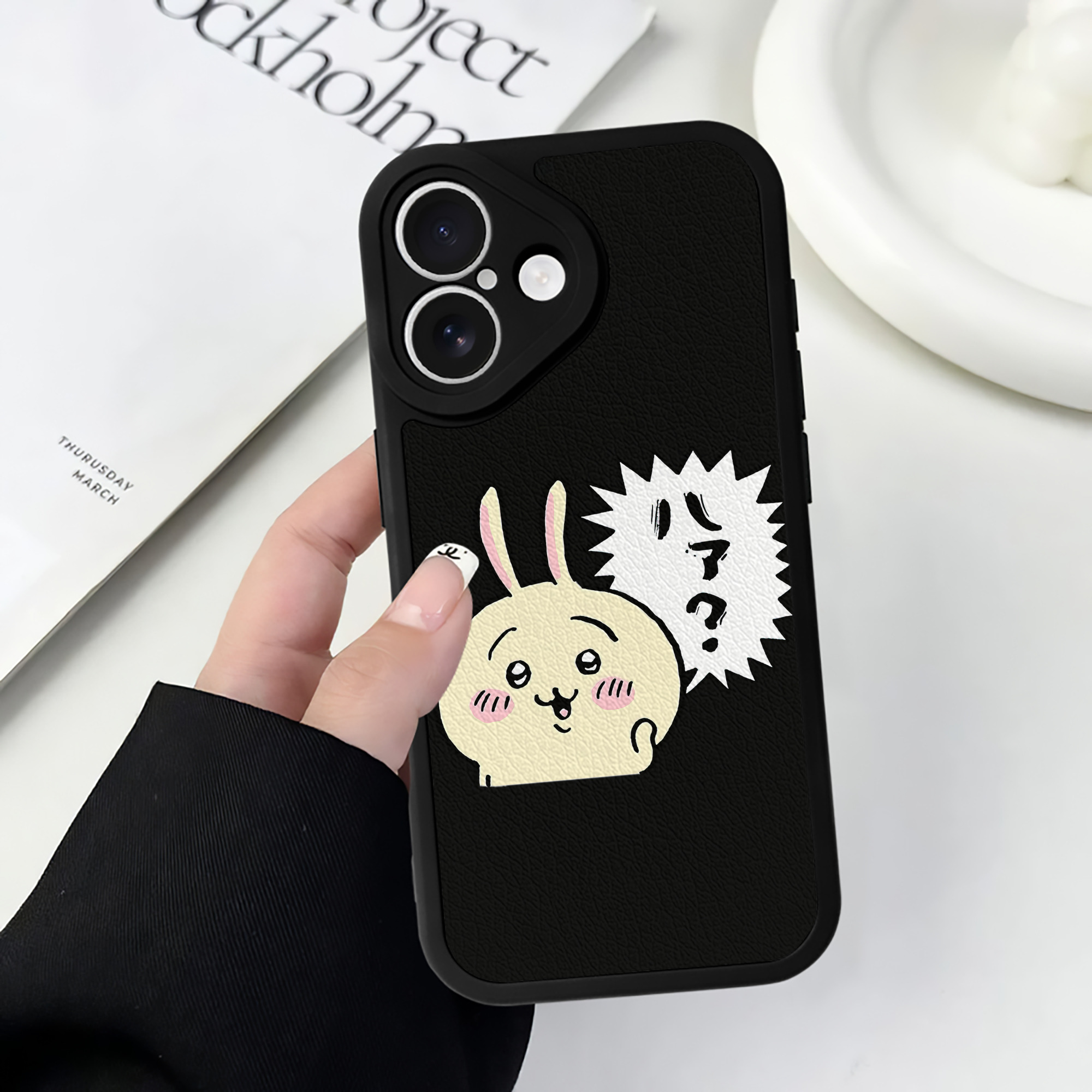 （画像用） ちいかわ うさぎ Chii-kawa usagi 【iPhone 16シリーズ対応】シリコンスマホケース（レザー調） 材質：シリコン
